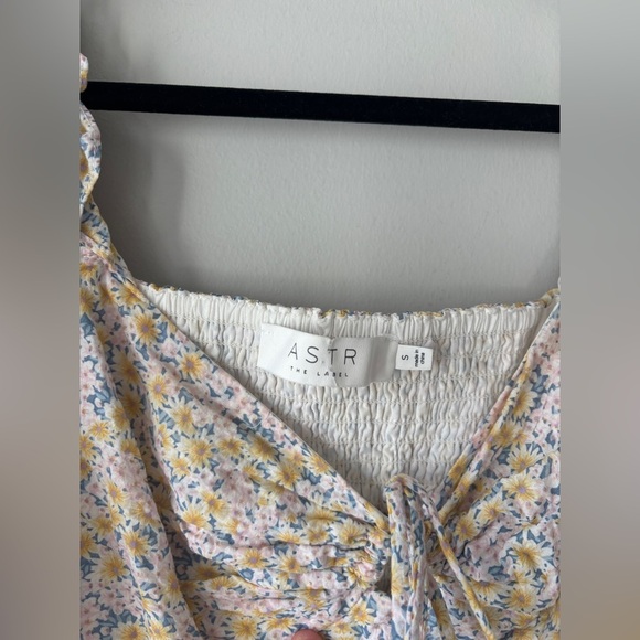 ASTR The Label Lace Up Floral Tie Keyhole Front Puff Sleeve Top Size Small - Picture 8 of 9